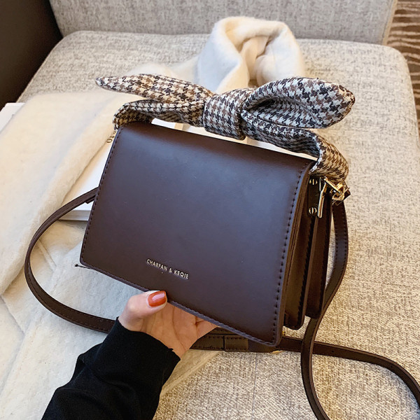 Női bőr táska kockás szalaggal