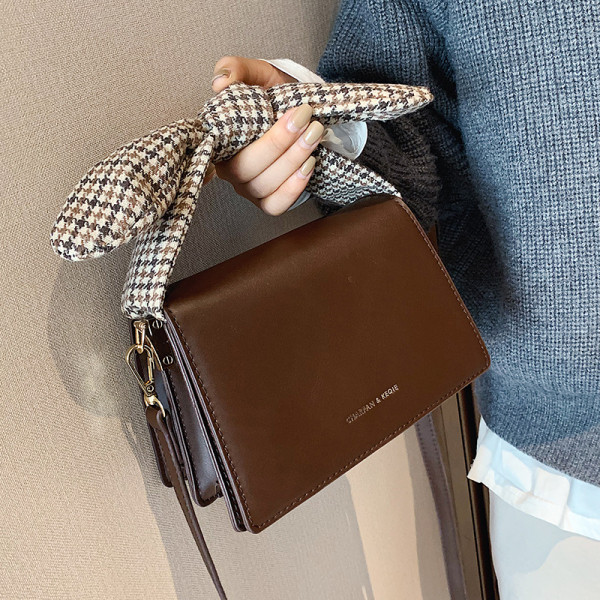 Női bőr táska kockás szalaggal