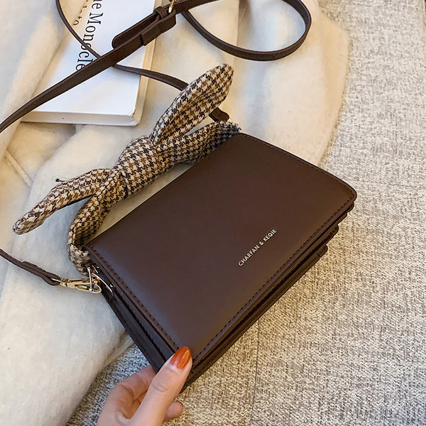 Női bőr táska kockás szalaggal