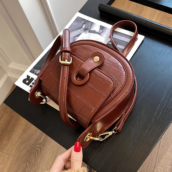 Lezser női bőrtáska hosszú füllel