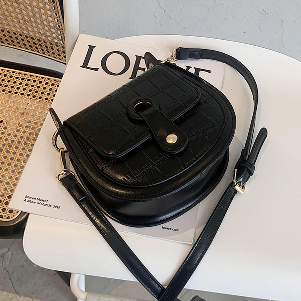 Lezser női bőrtáska hosszú füllel