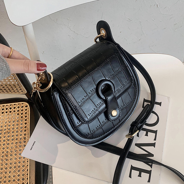 Lezser női bőrtáska hosszú füllel