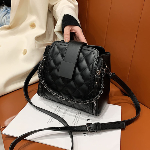 Stílusos bőr kézitáska fém lánccal