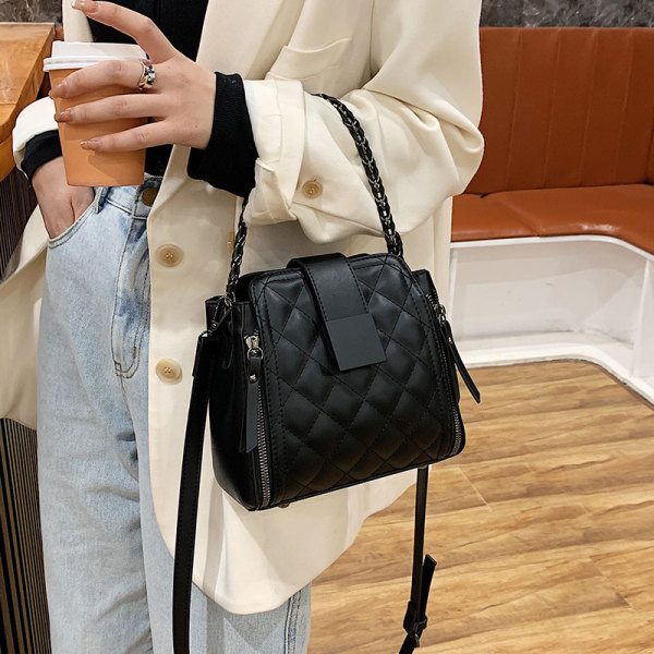 Stílusos bőr kézitáska fém lánccal