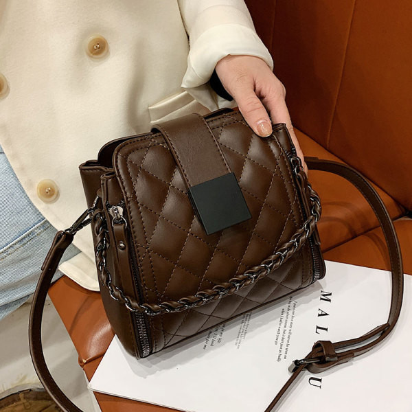 Stílusos bőr kézitáska fém lánccal