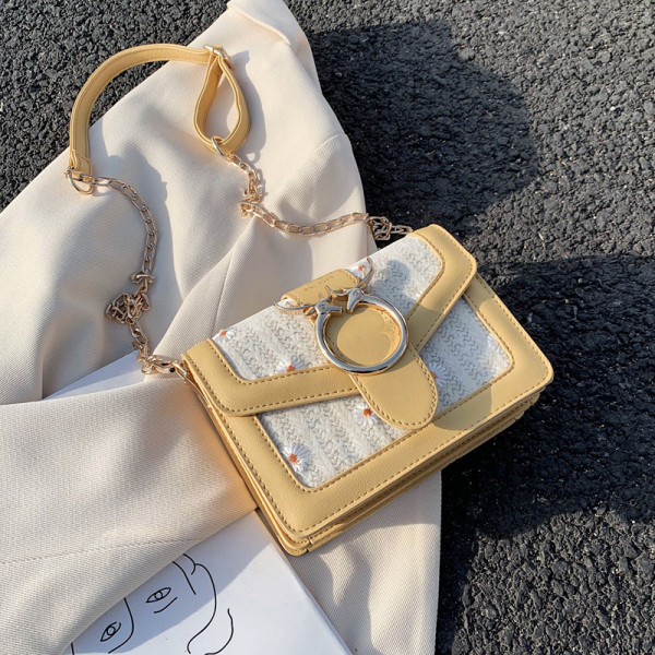 Модерна дамска чанта с  верижка и метално закопчаване