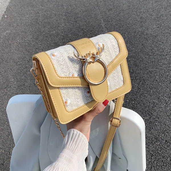 Модерна дамска чанта с  верижка и метално закопчаване