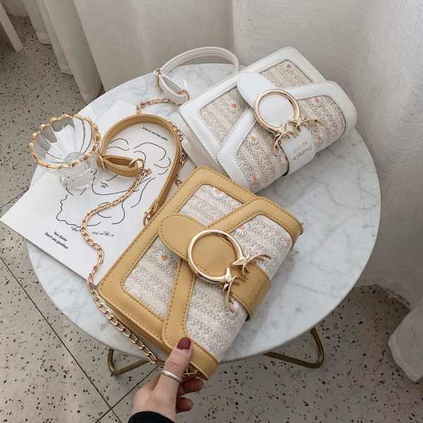 Модерна дамска чанта с  верижка и метално закопчаване