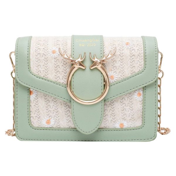 Модерна дамска чанта с  верижка и метално закопчаване