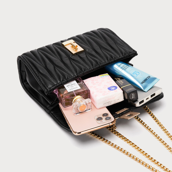 Női bőr táska csattal és hosszú fogantyúval