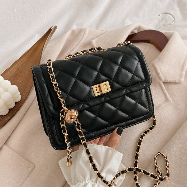 Fém csattal ellátott női bőrtáska négy színben