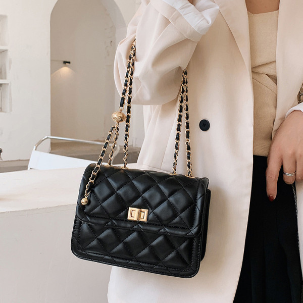 Fém csattal ellátott női bőrtáska négy színben