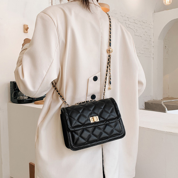 Fém csattal ellátott női bőrtáska négy színben