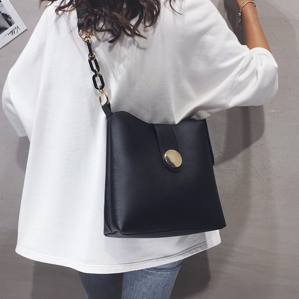 Ежедневна дамска чанта от изкуствена кожа с метално закопчаване