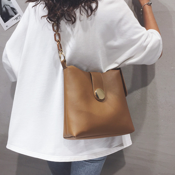 Ежедневна дамска чанта от изкуствена кожа с метално закопчаване