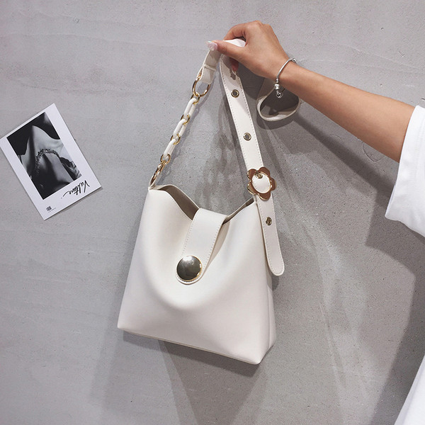 Ежедневна дамска чанта от изкуствена кожа с метално закопчаване