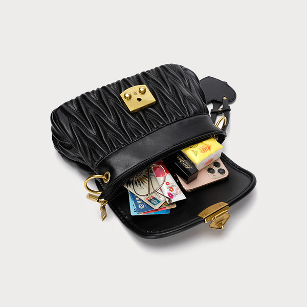 Ženska kožna torba s kopčom i dugom ručkom