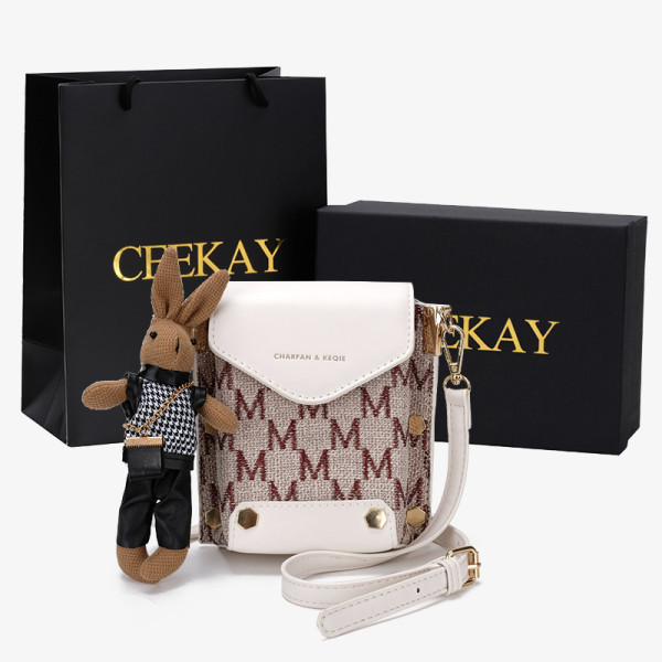 Kaasaegne pika sanga ja aksessuaariga naistekott