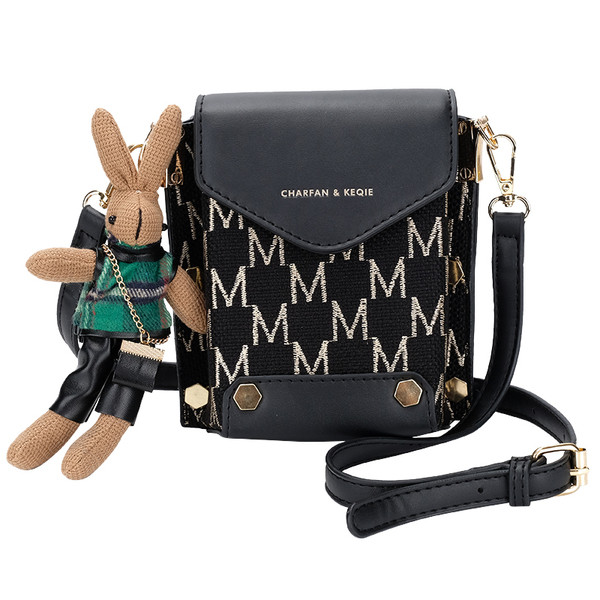 Kaasaegne pika sanga ja aksessuaariga naistekott