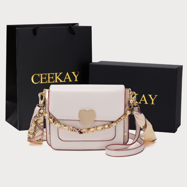 Női bőrtáska rövid és hosszú füllel