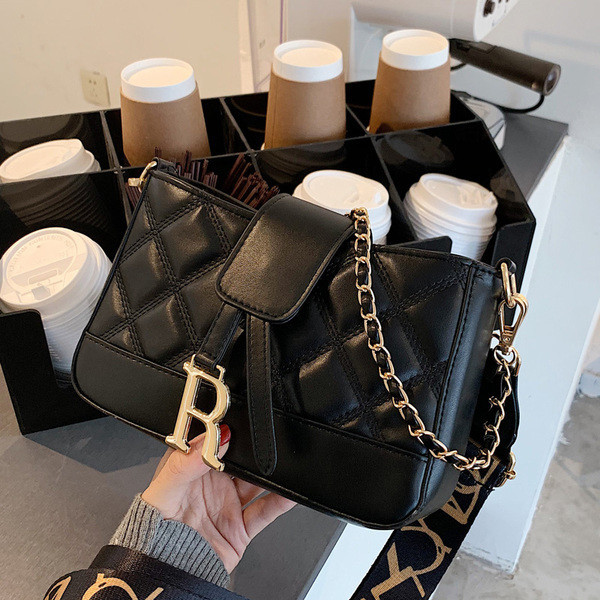 Stiilne naiste nahast kott metallist elemendiga kolmes värvitoonis