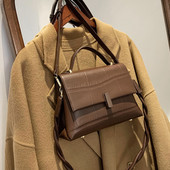 Uue mudeli nahast kootud sangaga käekott