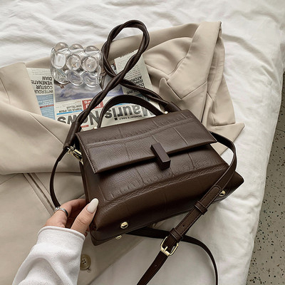 Uue mudeli nahast kootud sangaga käekott