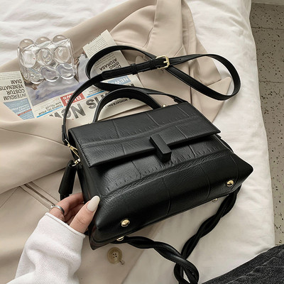 Uue mudeli nahast kootud sangaga käekott