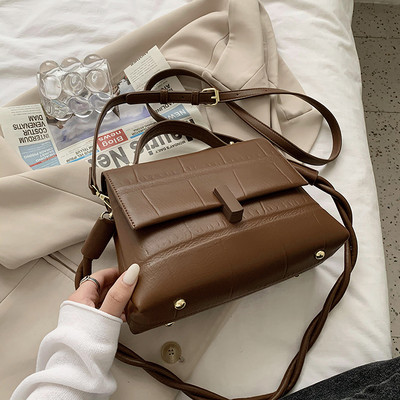 Uue mudeli nahast kootud sangaga käekott