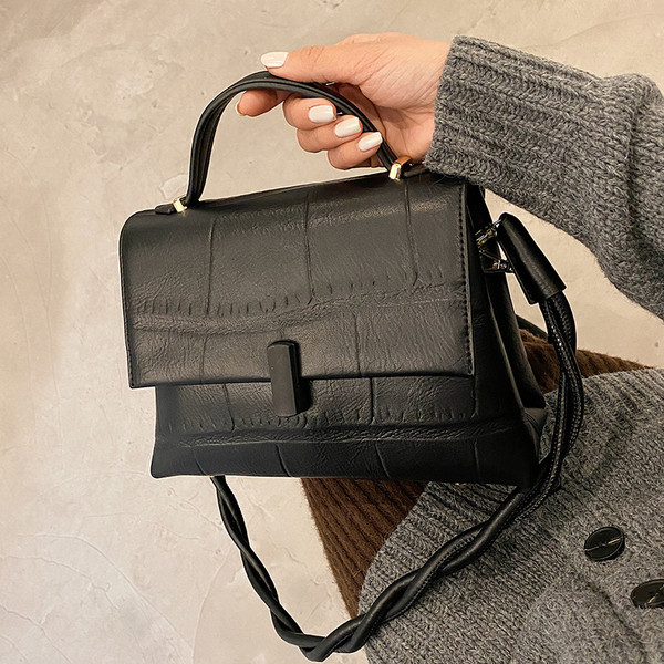 Uue mudeli nahast kootud sangaga käekott