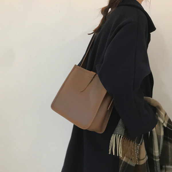 Bőr táska hosszú vállpánttal