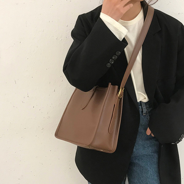 Bőr táska hosszú vállpánttal