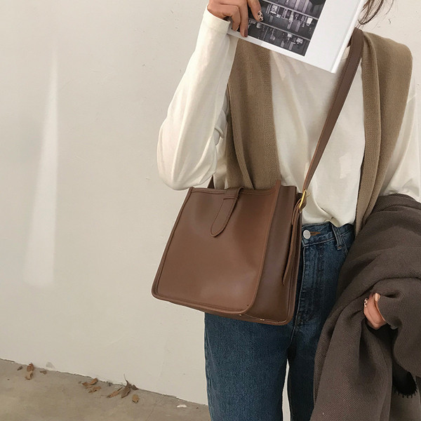 Bőr táska hosszú vállpánttal