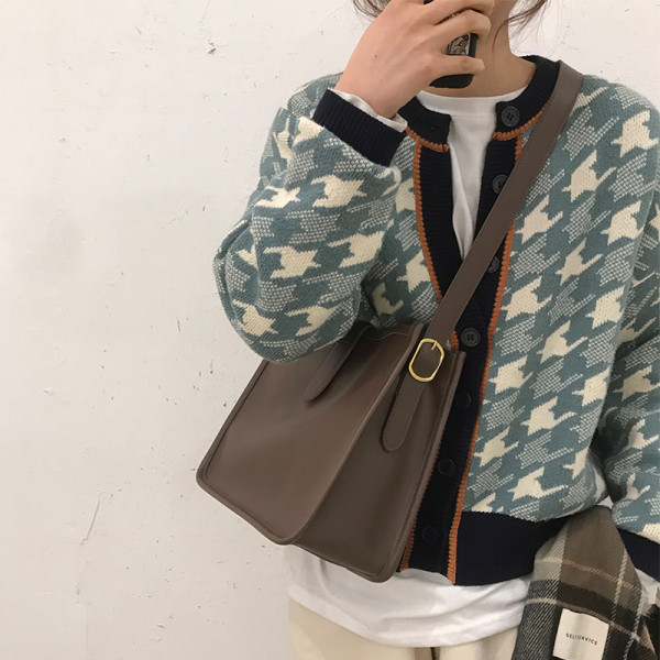 Bőr táska hosszú vállpánttal