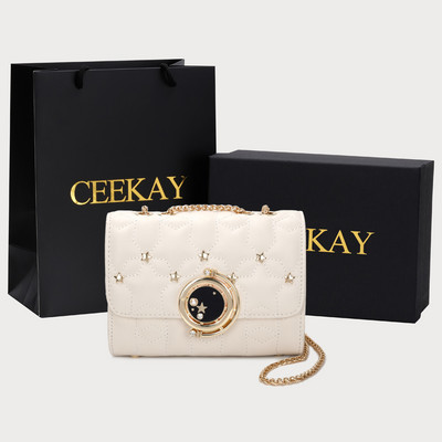 Női bőr táska fém elemekkel és csattal