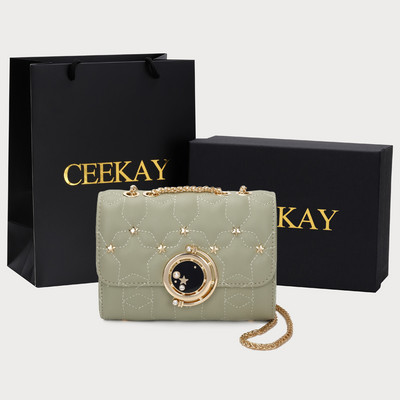 Női bőr táska fém elemekkel és csattal