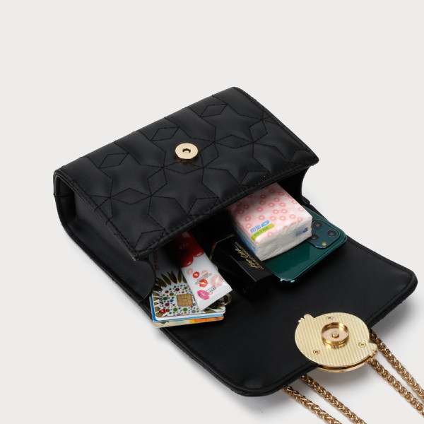 Női bőr táska fém elemekkel és csattal