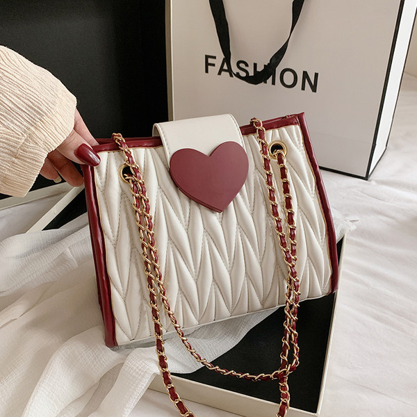 Ženska torba s dugim lancem i metalnim kopčanjem