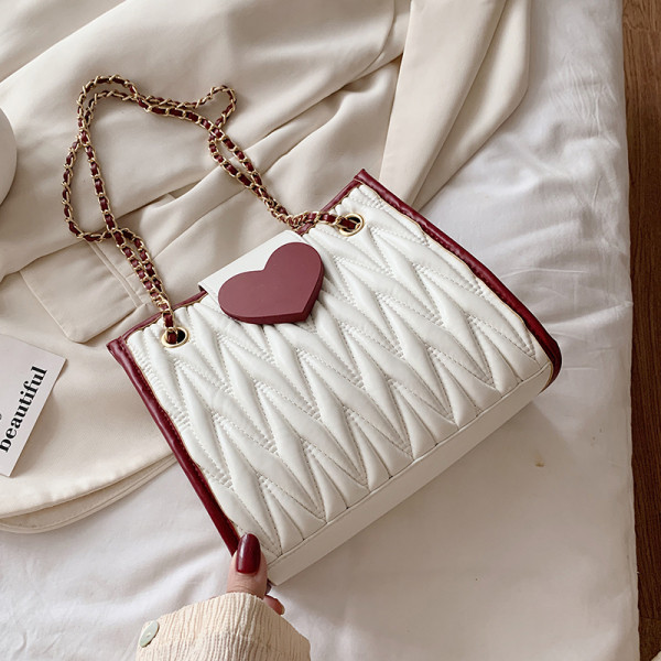 Ženska torba s dugim lancem i metalnim kopčanjem