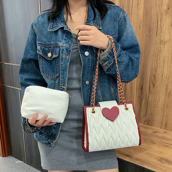 Ženska torba s dugim lancem i metalnim kopčanjem