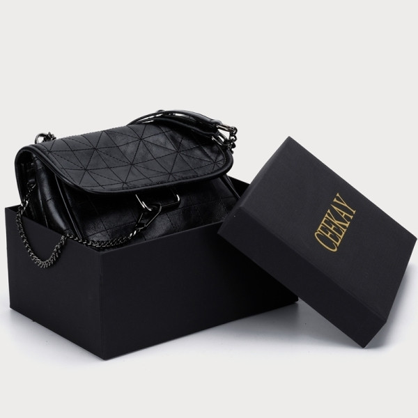 Stílusos női táska csattal - két színben