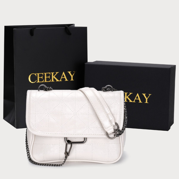 Stílusos női táska csattal - két színben