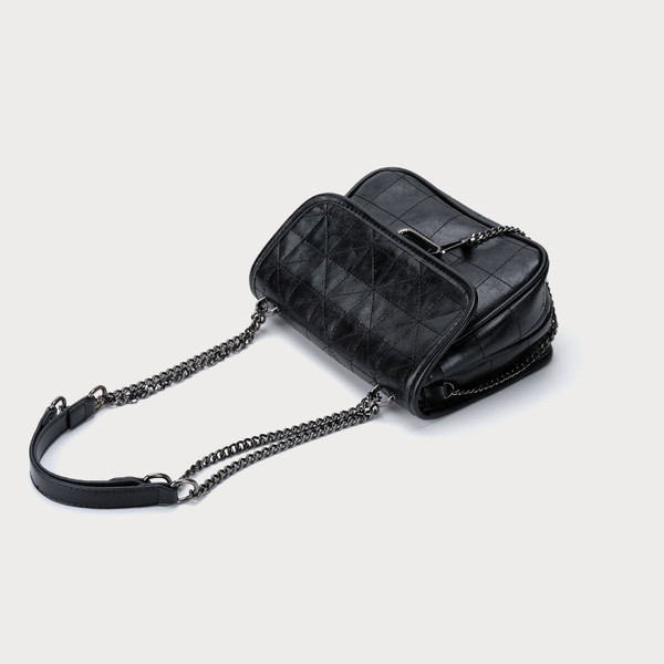 Stílusos női táska csattal - két színben