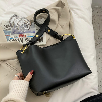 Ženska kožna torba s metalnim prstenovima