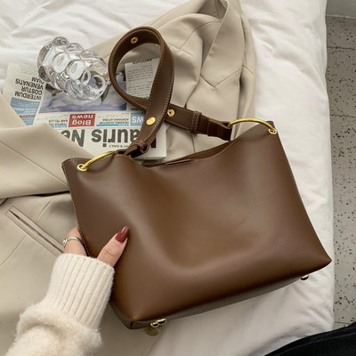 Ženska kožna torba s metalnim prstenovima