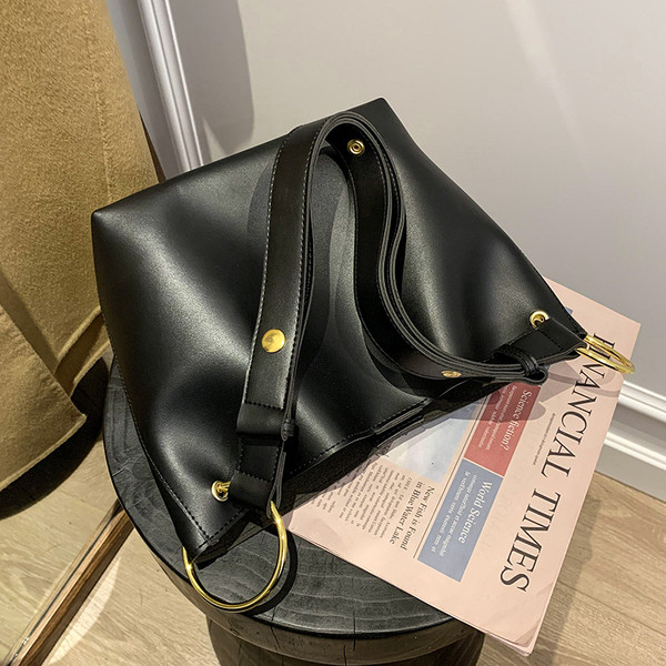 Ženska kožna torba s metalnim prstenovima