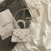 Kis négyzet alakú táska két fogantyúval és nyomattal