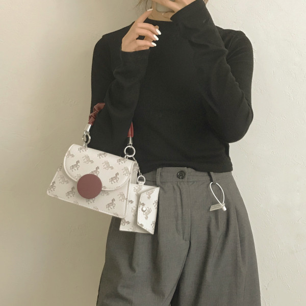 Kis négyzet alakú táska két fogantyúval és nyomattal