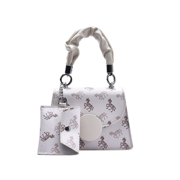 Kis négyzet alakú táska két fogantyúval és nyomattal