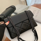 Stílusos női bőrtáska fémlánccal, négy színben